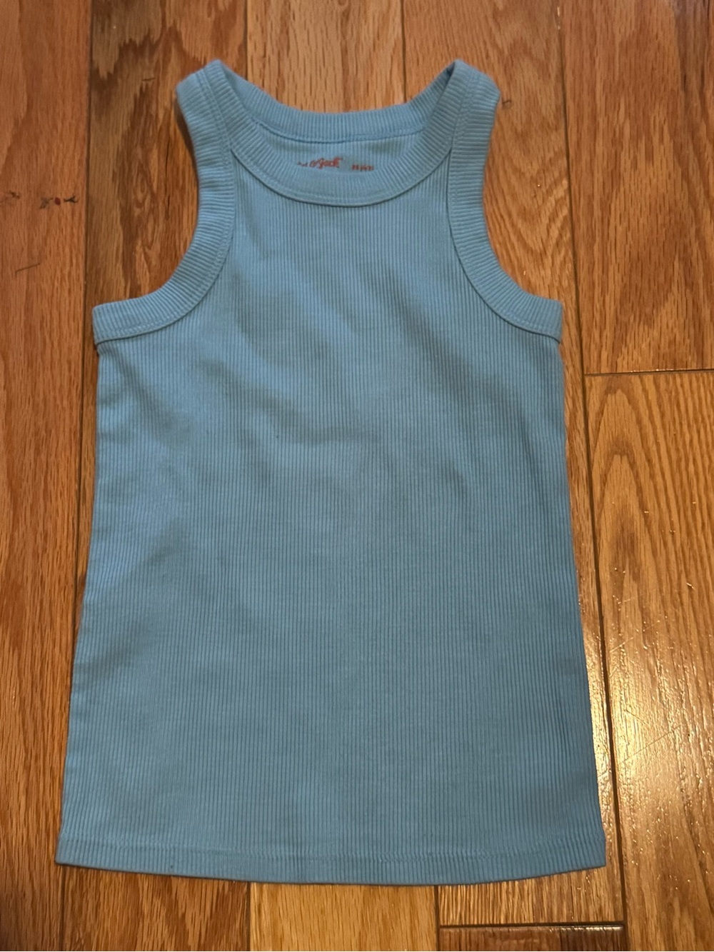 8 tank tops - Picture 9 of 9